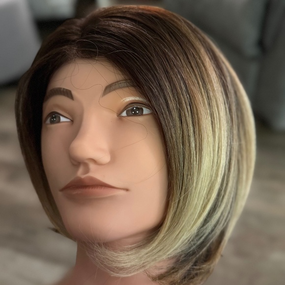Wig- layered sassy bob - Picture 1 of 10